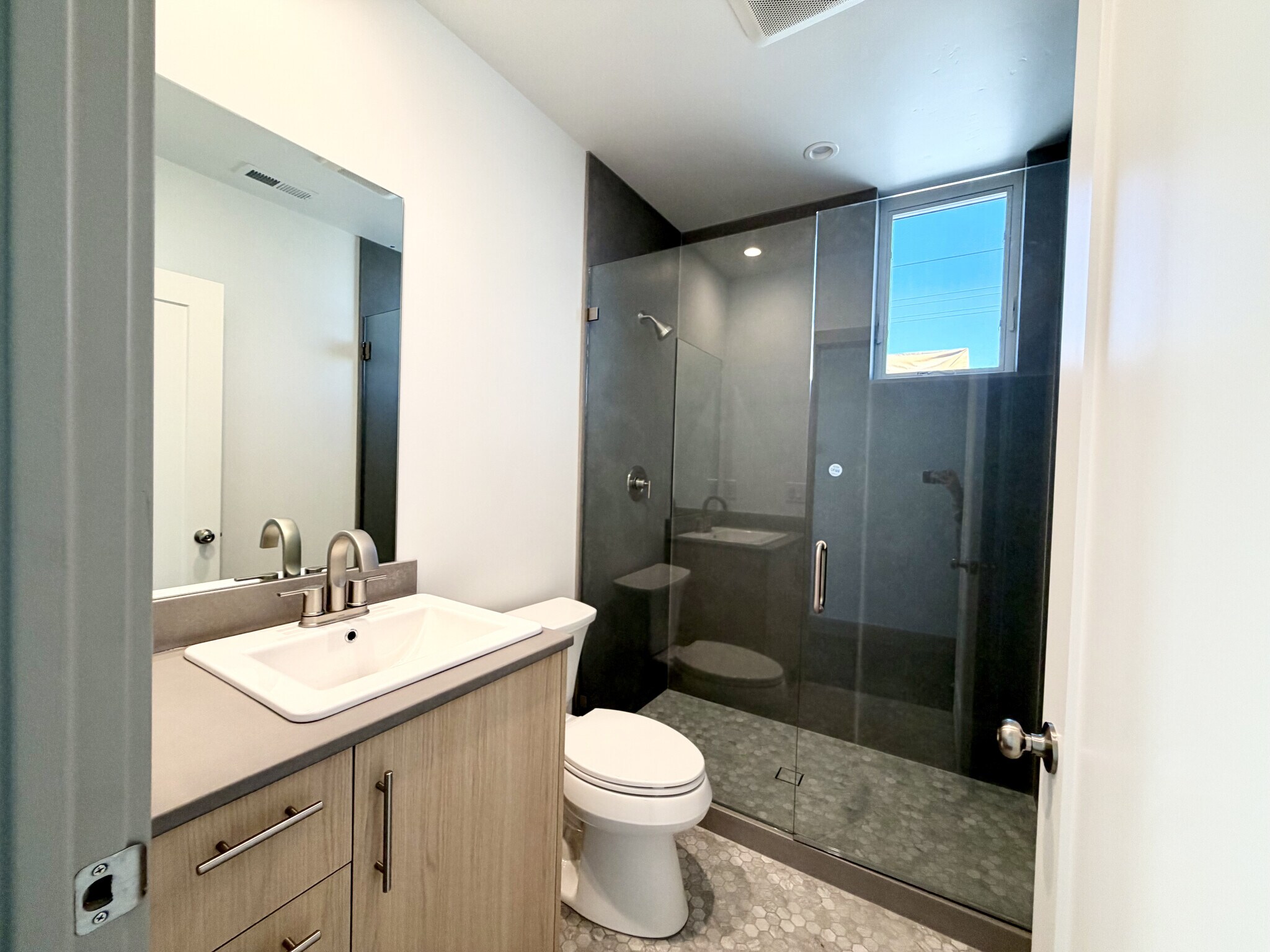 Hall Bath - 806 S Jefferson St