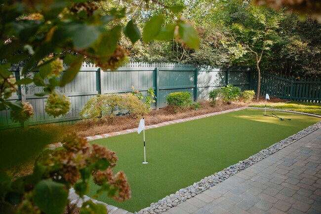 Building Photo - 946 Magnolia St SE