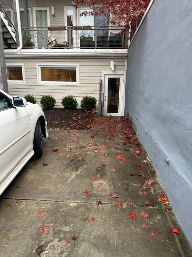 Building Photo - 1 Bedroom, 2 Bath Condo