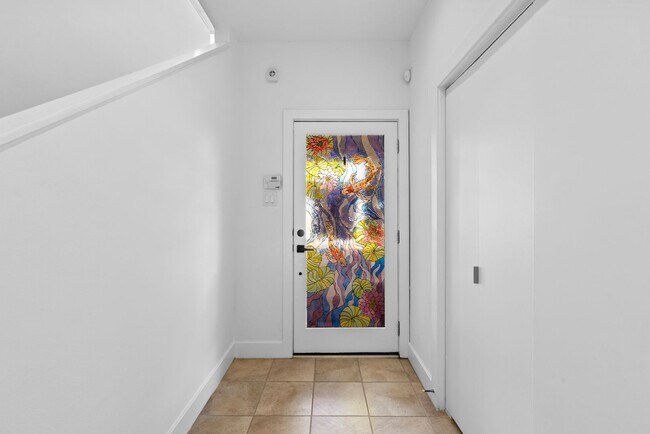 Building Photo - Contemporary Townhome Steps from Downtown/...