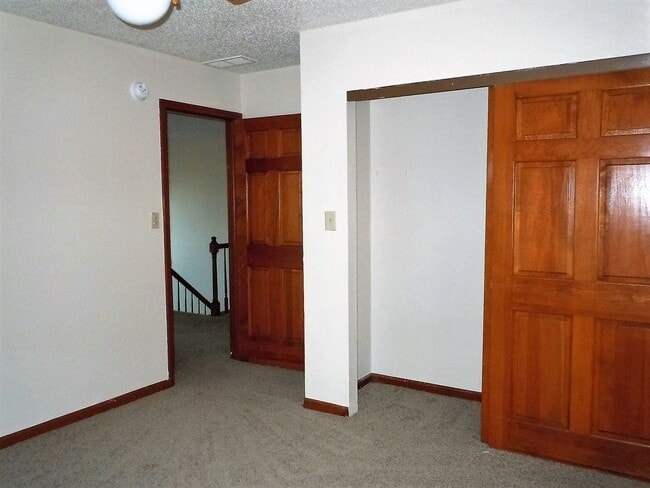 Building Photo - 3-4 Bedroom Executive Home on 5 Acres has 4 Baths and a 3 Car Garage!!