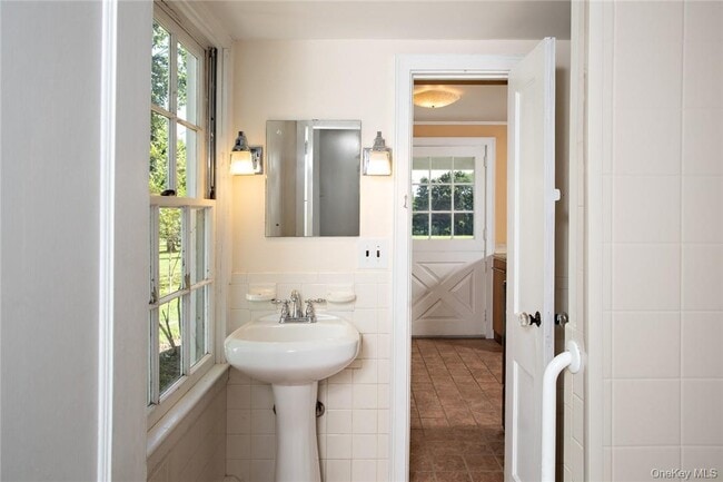 Building Photo - 332 Quaker Hill Rd