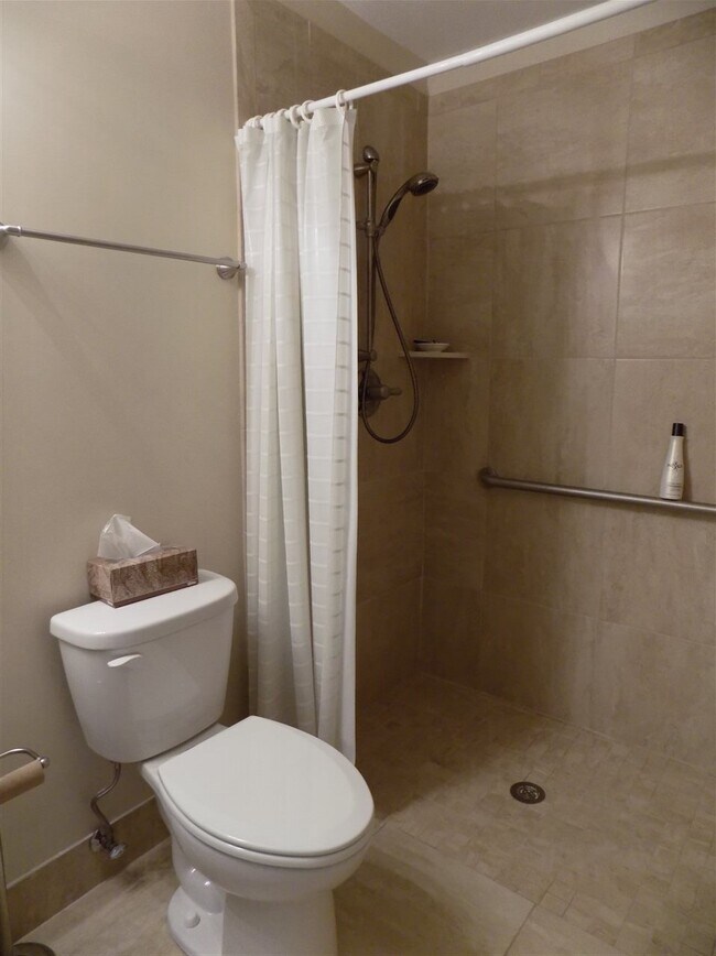 Building Photo - 806 Jamestown Ct