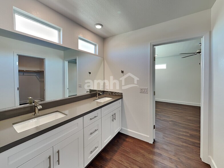 Building Photo - 8841 Tiger Tooth Ave