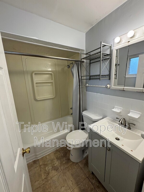 Building Photo - 220 Falcon Dr