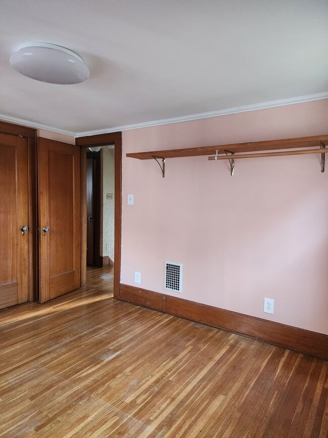 Building Photo - STUNNING 3 BEDROOM SINGLE FAMILY
