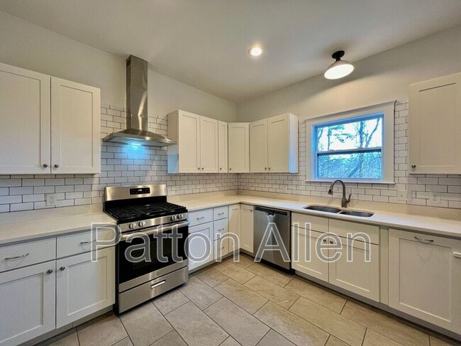 Building Photo - 125 Burton St