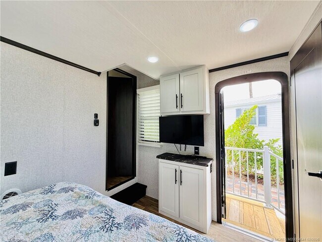 Building Photo - 10725 S Ocean Dr