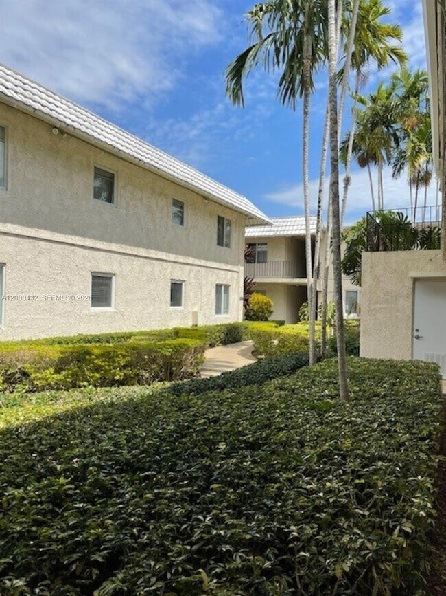 Building Photo - 8601 SW 68th Ct