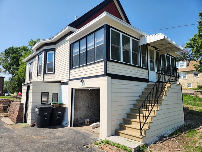 Building Photo - 3/2/1 Newly remodeled, near saddle creek, and med center