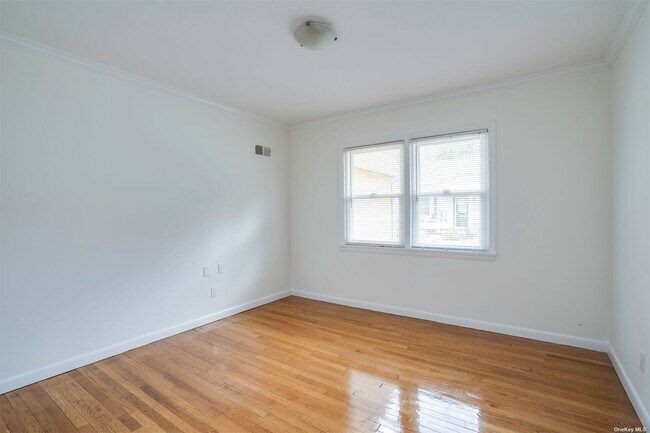 Building Photo - 10 Old Westbury Rd