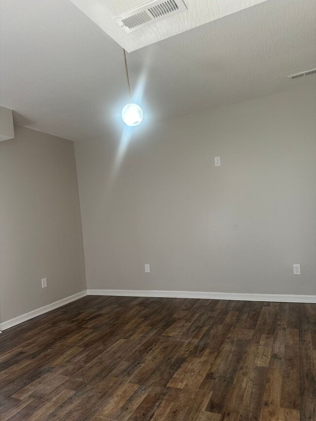 Building Photo - MOVE IN SPECIAL! 1/2 off 1st MONTHS RENT! ...