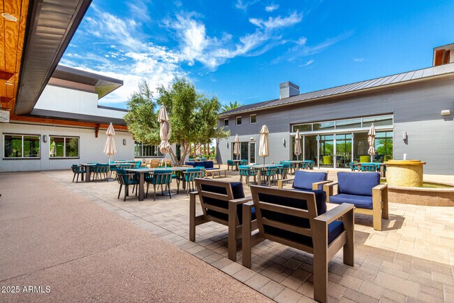 Building Photo - 5747 S Labelle