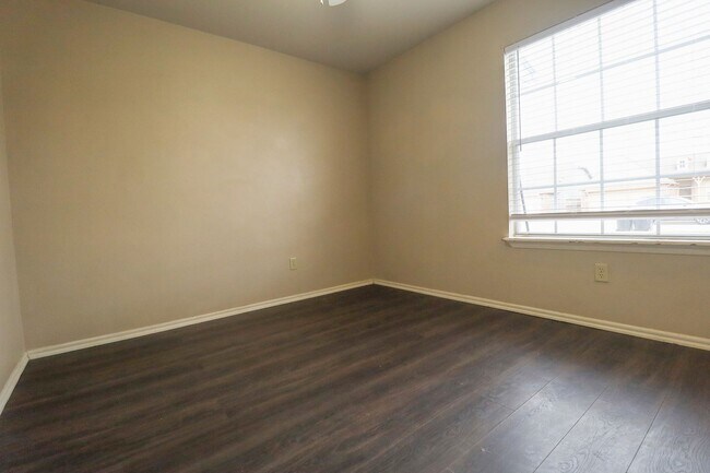 Building Photo - 3 Bed 2 Bath