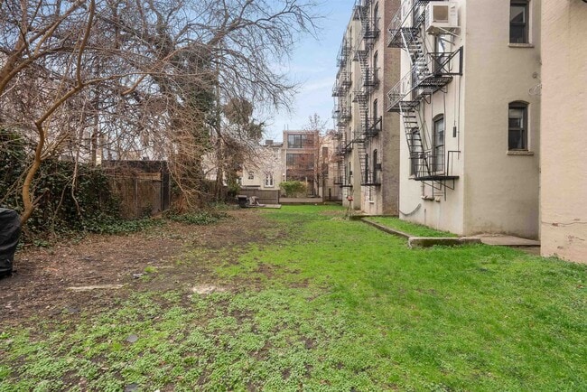 Building Photo - 809 Park Ave