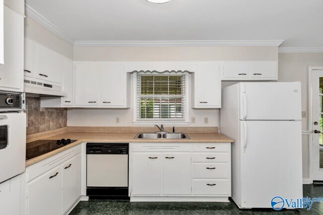 Building Photo - 2320 Rodgers Dr NE