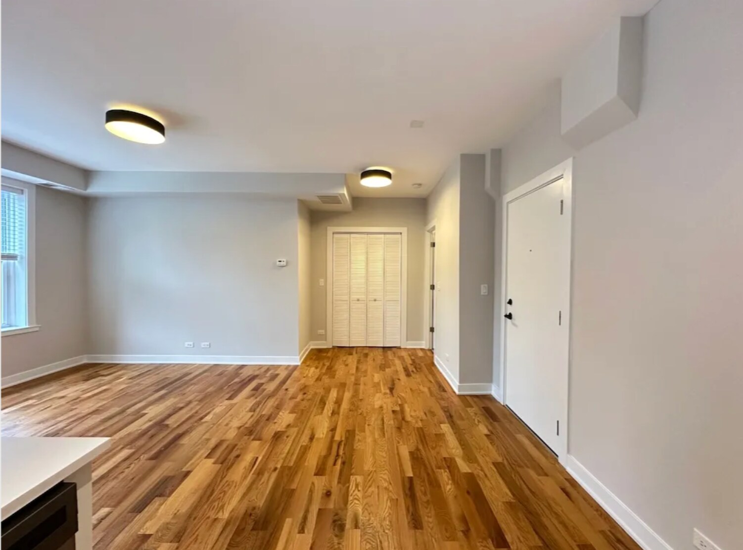 Building Photo - 655 W Wrightwood Ave