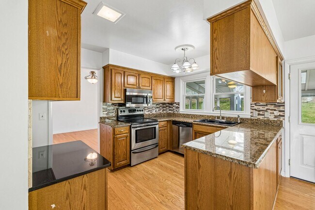 Building Photo - Experience the perfect blend of privacy and open space in this beautifully maintained 3-bedroom, ...