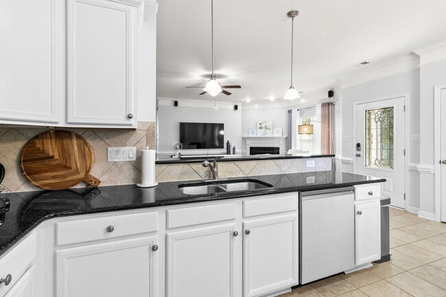 Building Photo - Furnished Townhome – All Inclusive | Gated...