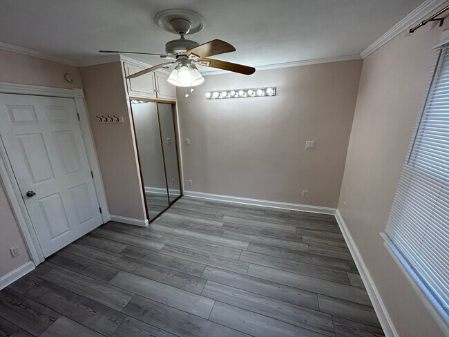 Building Photo - 1216 Elm St