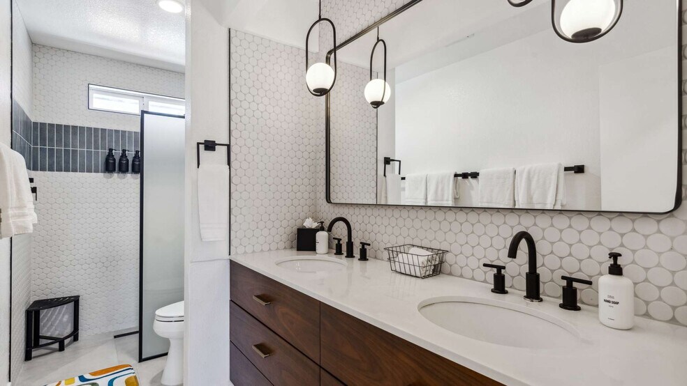 Building Photo - 2004 Nicola Rd E