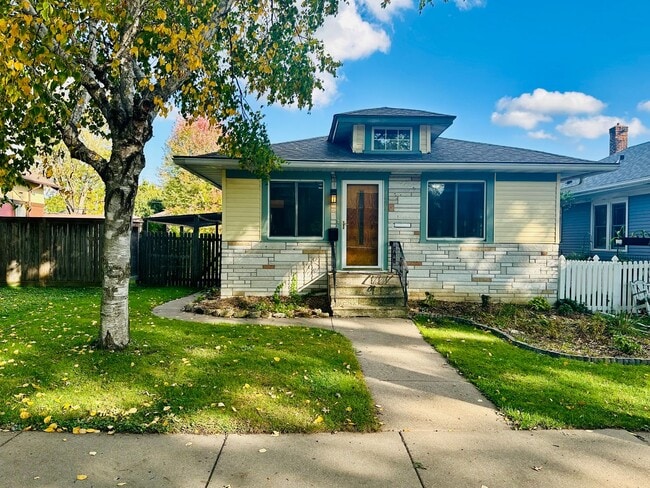 Primary Photo - Elegant 2-Bedroom Single Family Home w/ Mo...