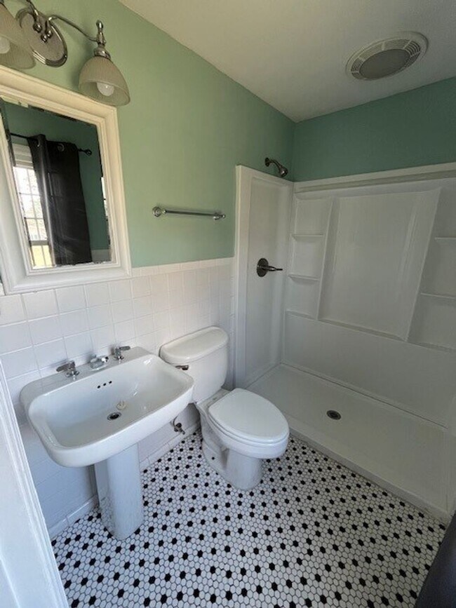 Building Photo - Perfect "Work from Home" Location!