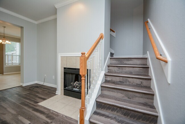 Building Photo - 16102 Limestone Lake Dr