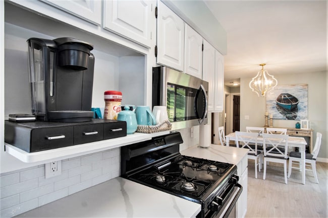 Building Photo - 2245 Lakeshore Dr