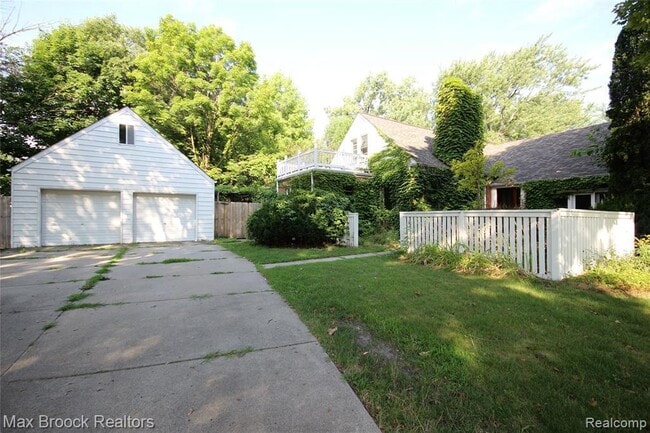 Building Photo - 702 Hendrie Blvd