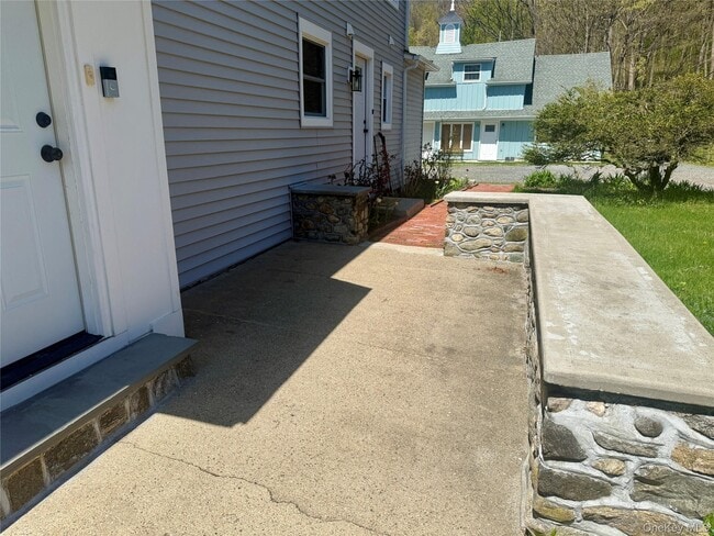 Building Photo - 104 Titicus Rd