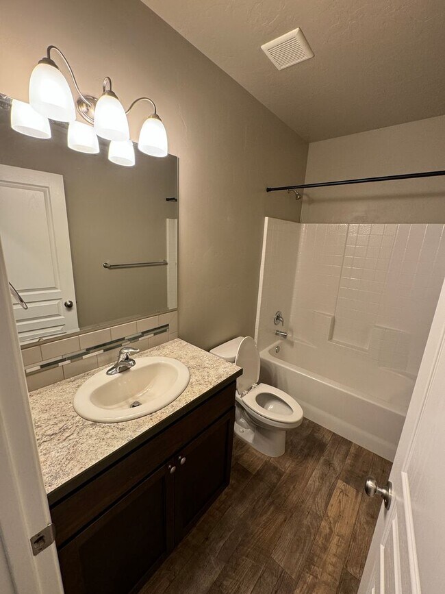 Building Photo - Charming 3-bedroom, 2-bathroom home locate...