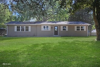 Building Photo - 4 Acorn Ln