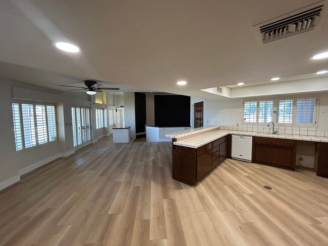 Building Photo - 985 E Campina Ln