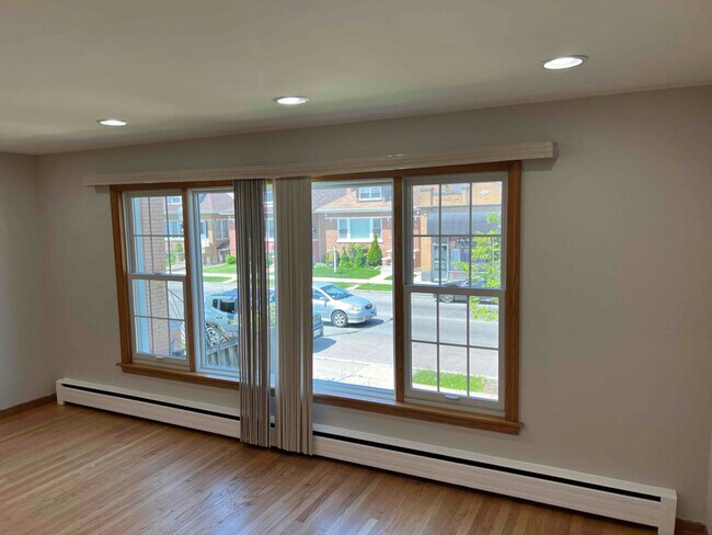 Building Photo - 5807 W Addison St