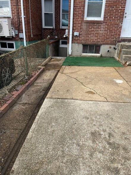 Building Photo - 419 Gusryan St