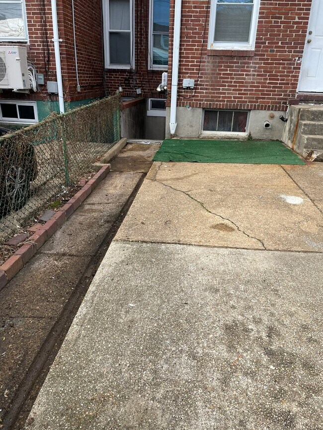 Building Photo - 419 Gusryan St