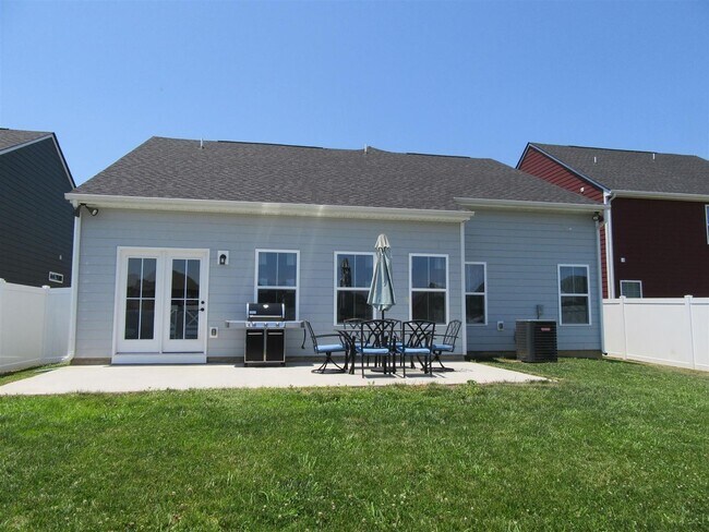 Building Photo - Stylish 3-Bed Home with Bonus Room & Private Backyard