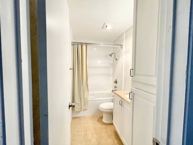 Building Photo - Gorgeous 3/2 recently renovated in homey neighborhood