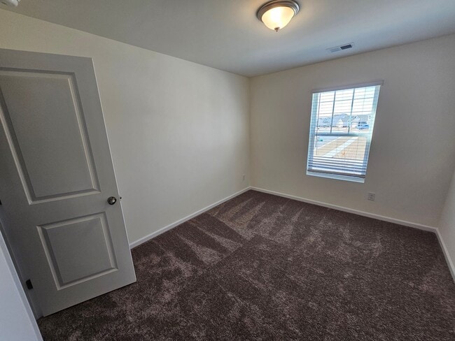 Building Photo - Like New townhome in Monroe!