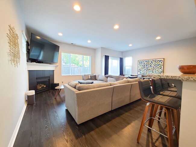 Building Photo - 4 bedroom/2.5 bath in Parkside Estates