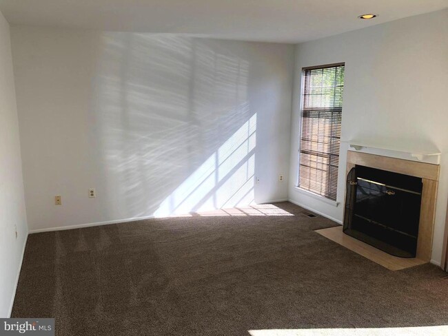 Building Photo - 56 Burgundy Dr