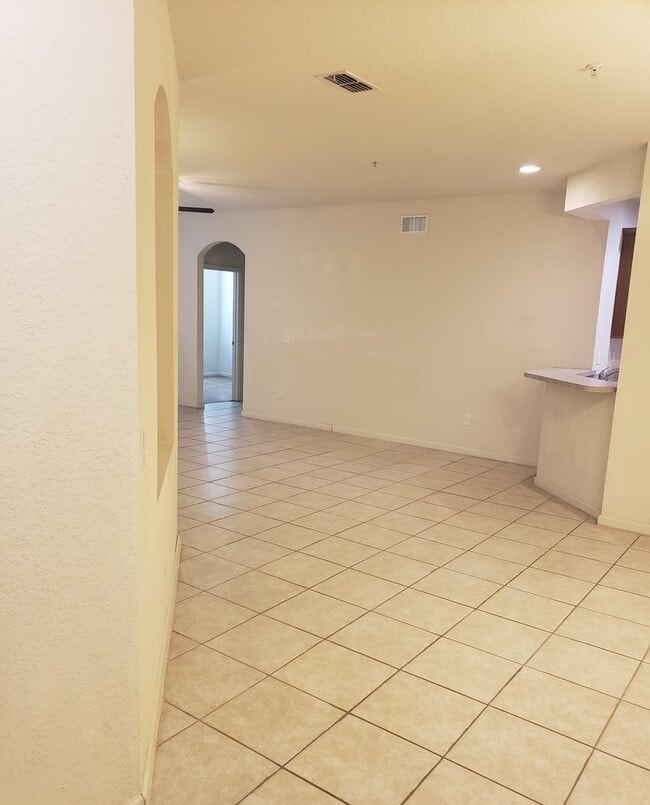Building Photo - 3 Bed 2 Bath Condo - Available Mid May 2026
