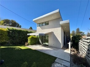 Building Photo - 929 E 68th St