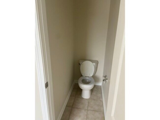 Building Photo - 50 Breezewood Dr