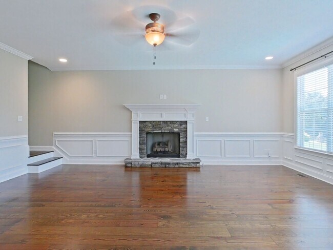 Building Photo - Estate STYLE home with pool and basement i...