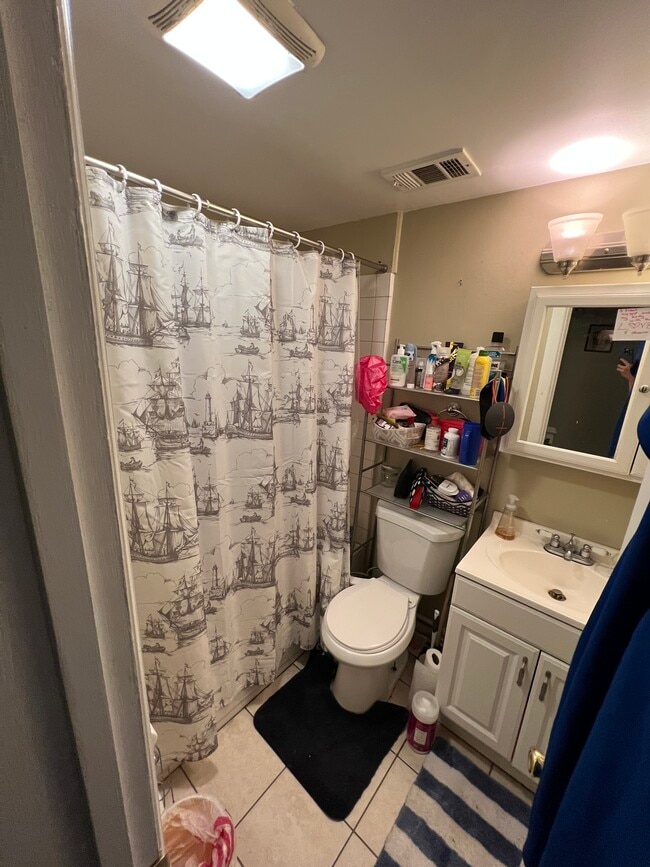 Building Photo - 1527 Saturn Way