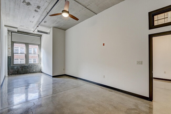 Building Photo - 226 N Water St