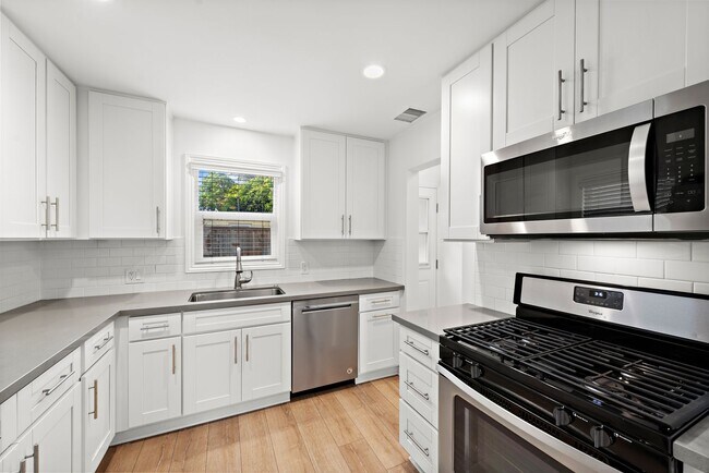 Building Photo - Balboa Peninsula Pool Home