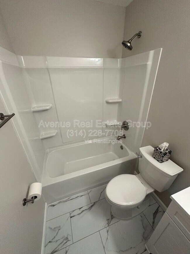 Building Photo - 425 Westglen Village Dr
